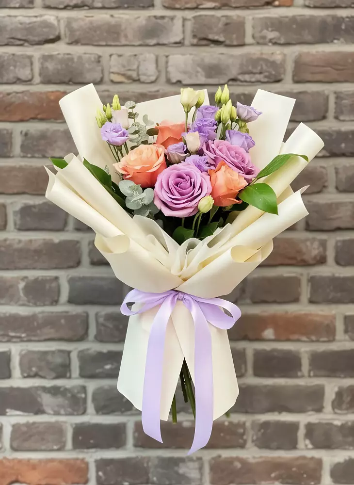 Букет цветов из: Лизиантусы и Розы в Пригородном Курской области