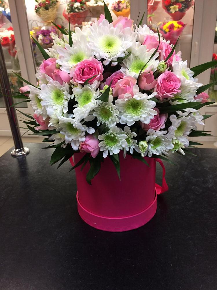 Цветочная композиция из Розы и Хризантемы в шляпной коробке в Пригородном Курской области