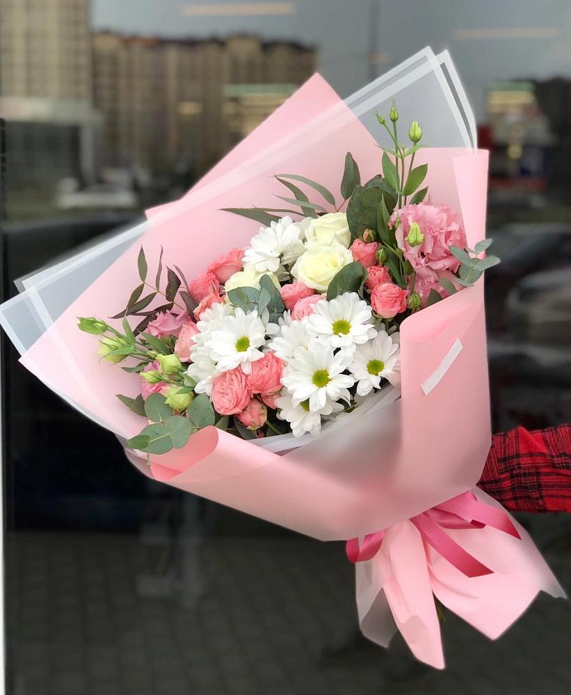 Букет нежный в Пригородном Курской области Букет цветов из: Розы, Лизиантусы и Хризантемы в Пригородном Курской области