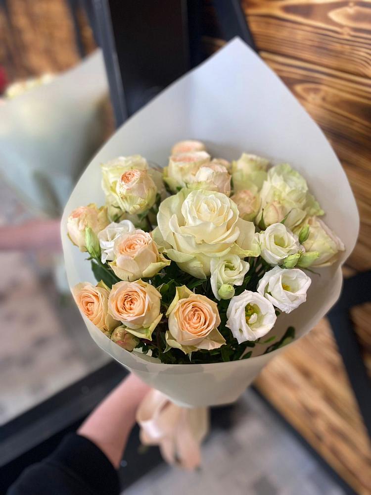 Букет цветов из: Розы и Лизиантусы в Пригородном Курской области